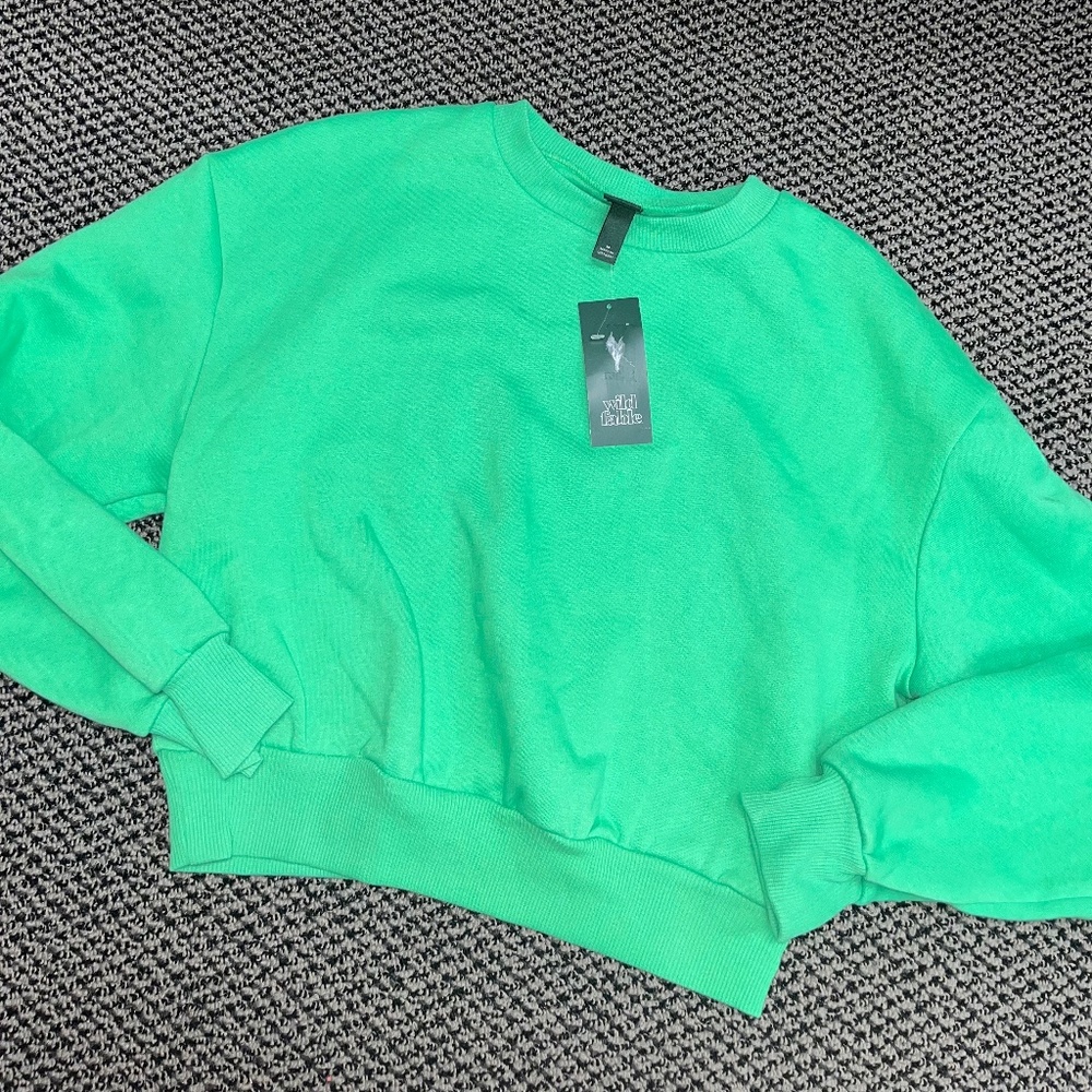 NWT WILD FABLE GREEN CROPPED SWEATSHIRT WOMENS M